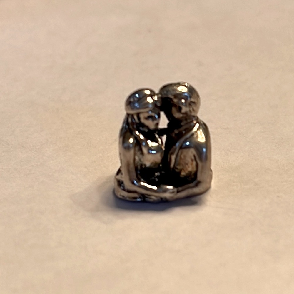 PANDORA STYLE BEAD EMBRACING COUPLE (Man&Woman) SS extraordinary detail
